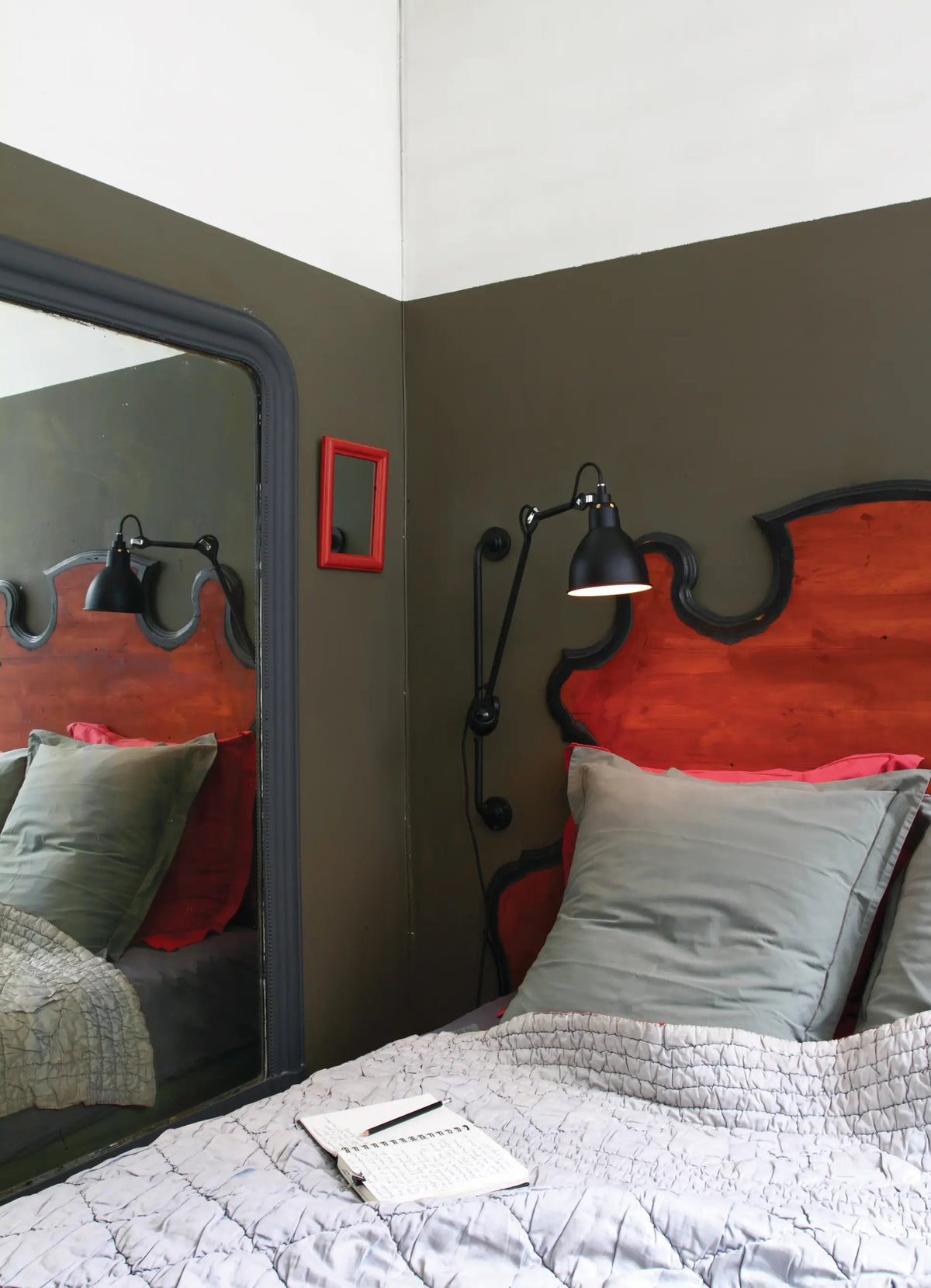 Lampe Gras N°210 wall sconce detail