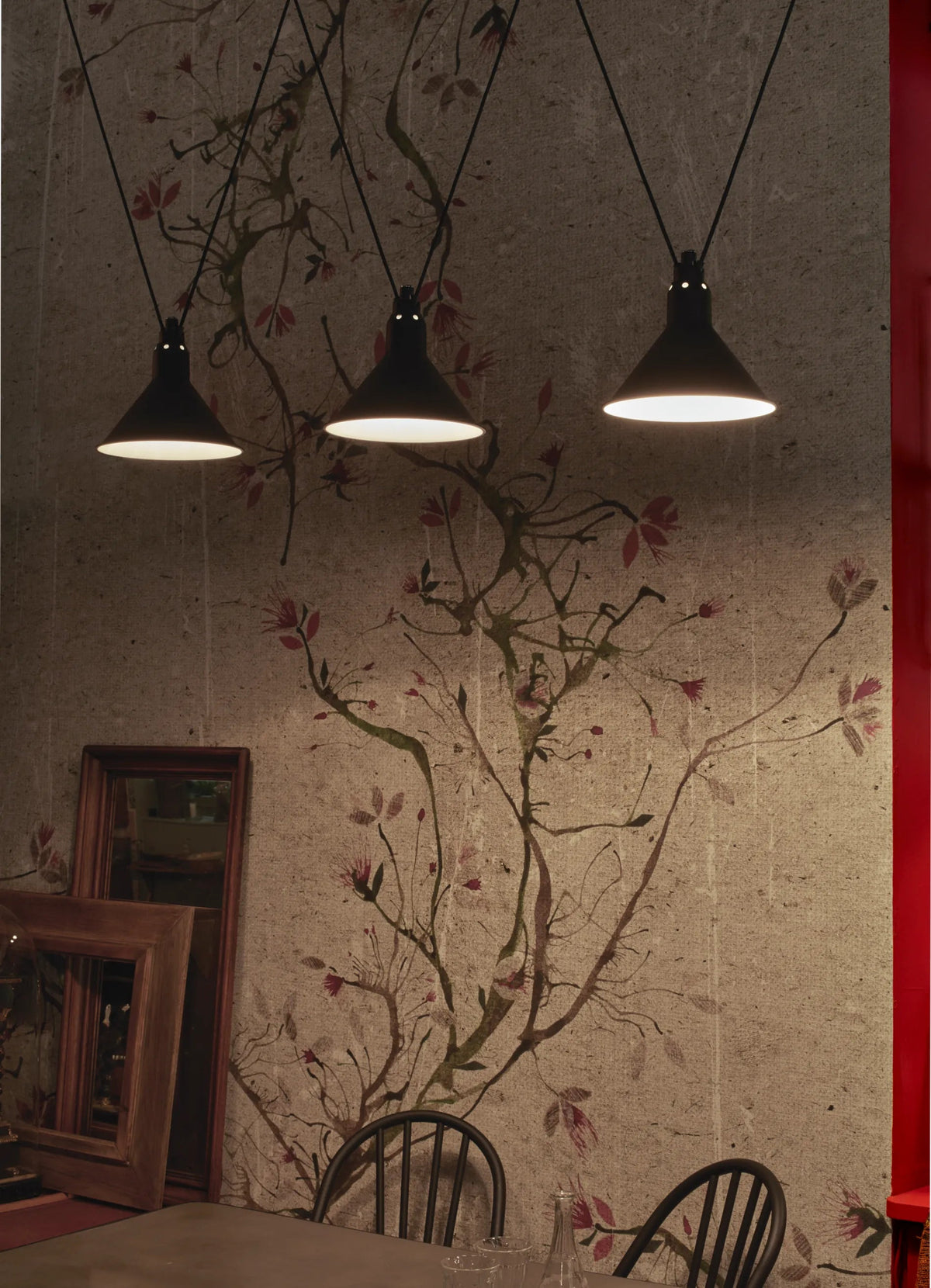 DCW Editions Acrobates De Gras N°323 - lifestyle