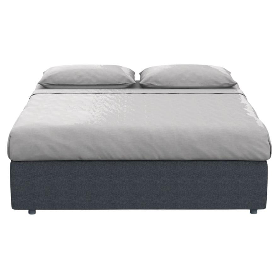 Simple bed by Gervasoni