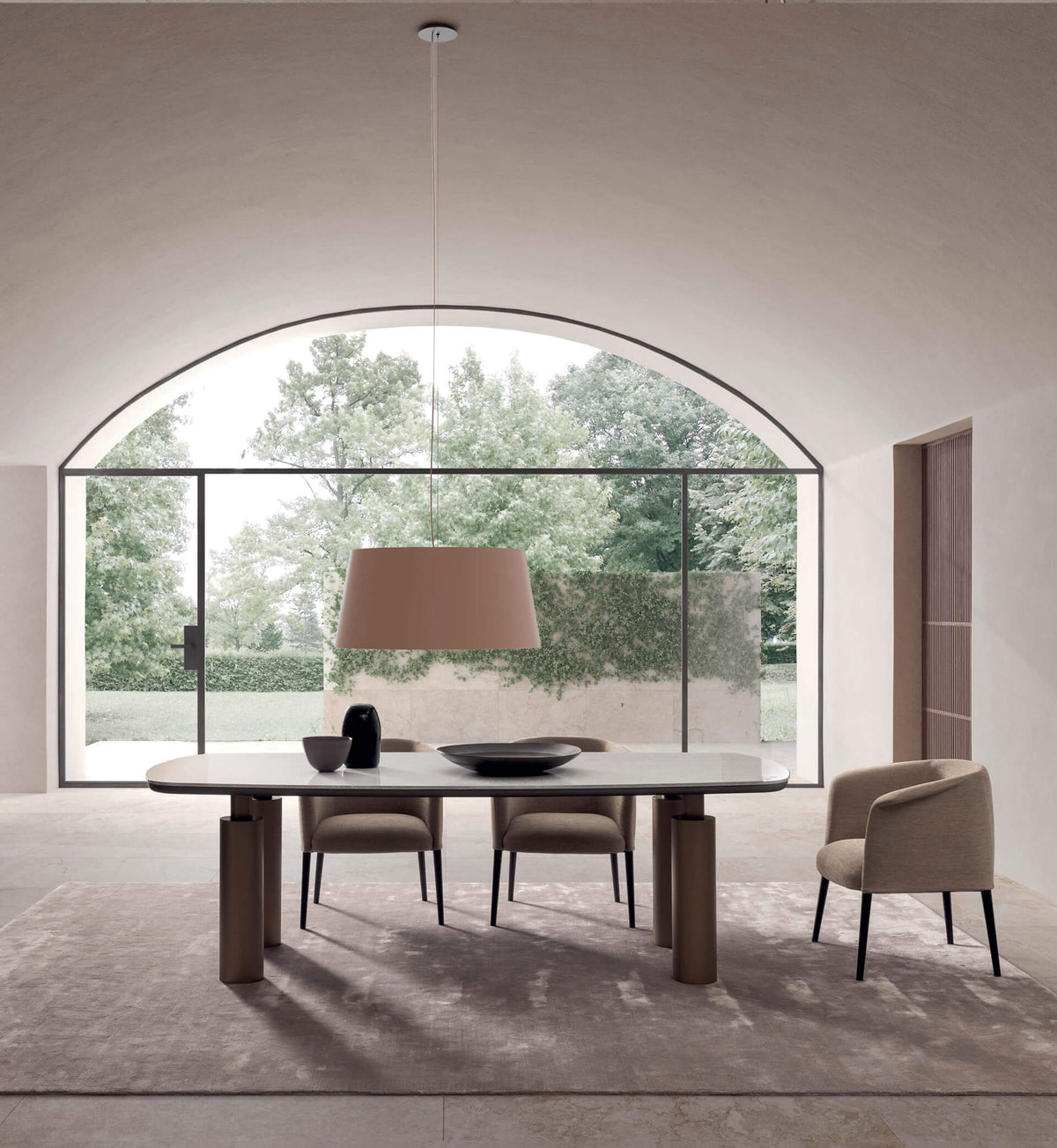 KOLOSSO DINING TABLE
